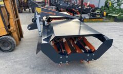 Rullo a lame ammortizzato TANDEM con diametro da 380 mm 84 lame in acciaio al boro da 80×480 Peso KG 850 Il rullo puo' essere montato direttamente davanti all'erpice a dischi o sull'attacco a tre punti anteriore. Destinati ad utilizzatori professionali che necessitano di trinciare passivamente la copertura vegetale risultante da cover crops o residui culturali. Elevate capacita'operative,bassi costi di gestione e manutenzione,massima produttivita'. Misure disponibili Larghezza di lavoro 3000 POSSIBILITA DI ZAVORRARE L'ATTREZZO CON IL KIT DA 500 KG KIT ZAVORRE € 1100 Puo' essere MONTATO ANTERIORE/POSTERIORE